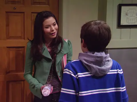 Carly and Freddie talking in iCarly 